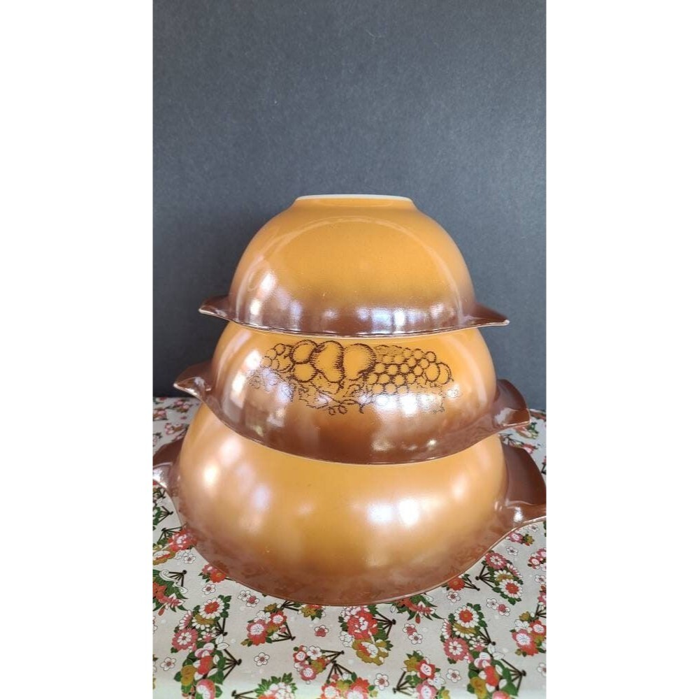 Set of 3 Pyrex Bowls